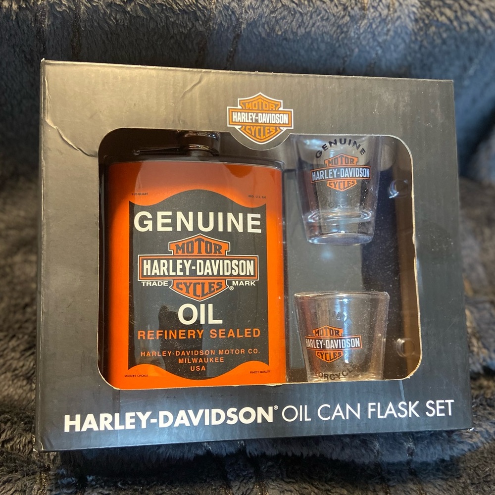 Flask set with shot glasses